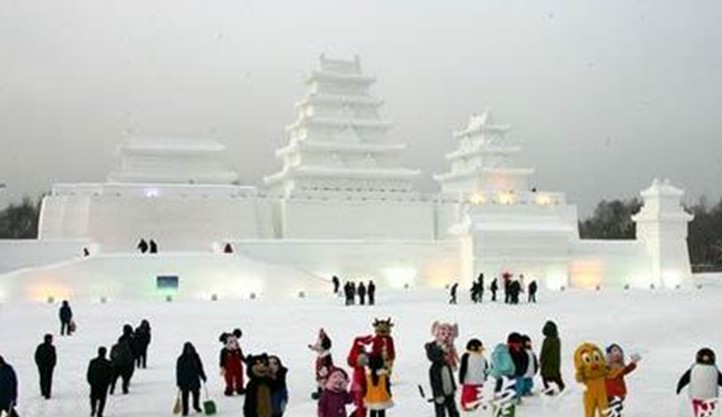 
內(nèi)部景點介紹
進入度假區(qū)后,左側(cè)分別有大青山滑雪場,交通山莊雪場,好漢泊雪場,國家體委雪場,右側(cè)是非常聞名的風車山莊。從頭開始,大青山雪場,是一個初級雪道,坡度小,有2條雪道,為拖牽牽引,這里比較適合剛剛接觸滑雪的朋友,一旦穿上雪板,就會覺得這里不過癮了。接下來是交通山莊,交通山莊的賓館為三星級標準,賓館后就是條初級雪道,坡度跟大青山相當,長度約為400米左右。 好漢泊雪場,是個面臨好漢泊的雪道,為初級雪道,也是適合初學的朋友,具備滑雪教練。國家體委滑雪場,這個雪場是中國國家的,也是南極科考人員訓練,國家運動員訓練的地方。風車山莊,風車山莊在國內(nèi)外是比較有名氣的,它具有風車網(wǎng)站滑雪場,雅士奇初級雪場,三鍋盔初級雪場,三鍋盔中高級雪道。 風車網(wǎng)陣雪道也是一條面向初級的雪道,但無論論坡度,長度,以及彎度,都很不錯,上山的時候乘坐索道或者拖牽,這里有108座風車矩陣組成,山鍋盔山上有一條初級雪道,上山的時候,要乘坐索道纜車上山,山頂?shù)某跫壯┑酪彩峭蠣繝恳?。從山頂?shù)缴侥_下,分別有幾條不同級別的雪道,最著名的是6號雪道,有幸福大道之稱。山頂有雪具店,餐廳,為飲食帶來了方便。下滑的雪道有11號,9號等雪道。
![