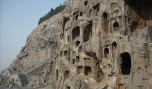 河南老君山、徒步穿越-掛壁公路·郭亮村、少林寺、功夫天下秀龍門(mén)石窟、麗景門(mén)古街、包公祠、清明上河園、牡丹花會(huì)小全景雙高五日游
